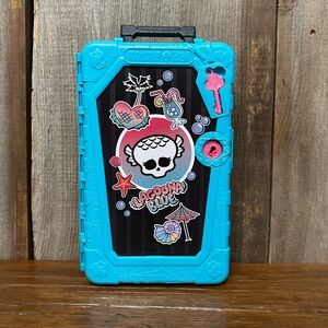 Monster High 2025 Skulltimate Secrets Gore-geous Oasis Case Lagoona in Blue